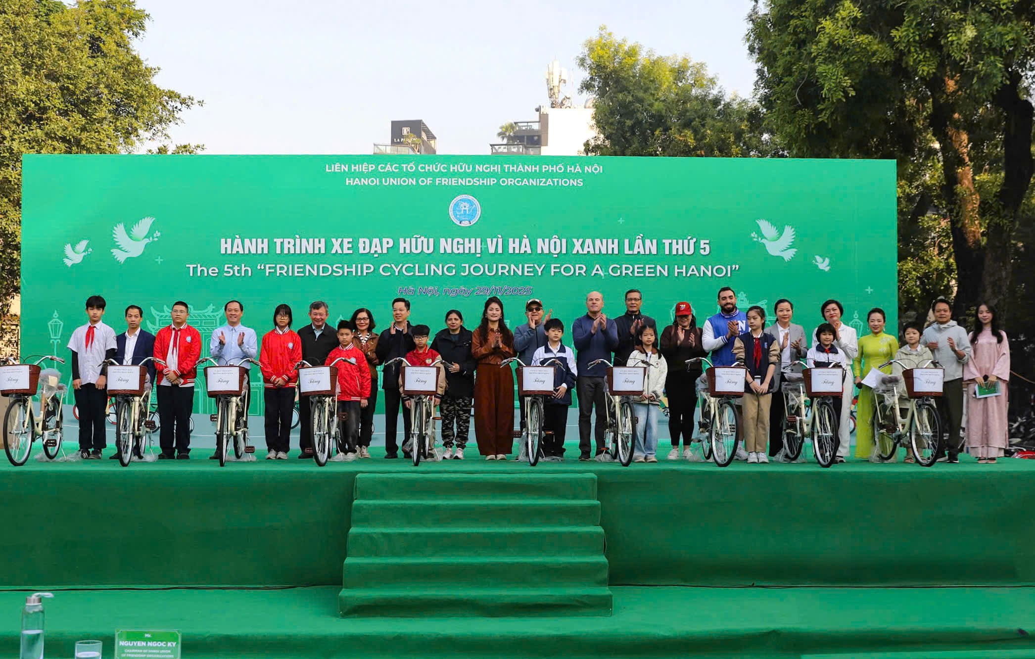 Hành trình xe đạp hữu nghị vì Hà Nội xanh lần thứ 5: Lan tỏa lối sống xanh, gắn kết bạn bè quốc tế Hành trình xe đạp hữu nghị vì Hà Nội xanh lần thứ 5: Lan tỏa lối sống xanh, gắn kết bạn bè quốc tế
