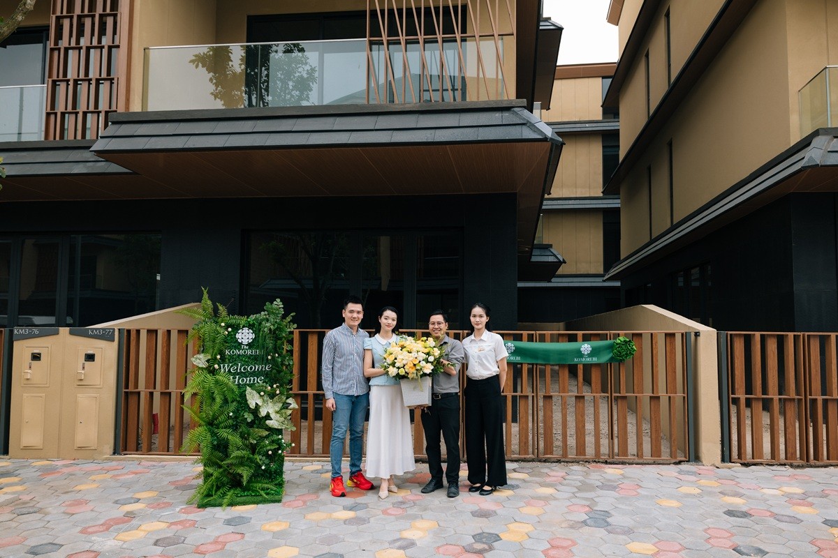 Những chủ nhân đầu tiên của khu biệt thự The Komorebi không giấu được niềm vui khi nhận nhà Những chủ nhân đầu tiên của khu biệt thự The Komorebi không giấu được niềm vui khi nhận nhà