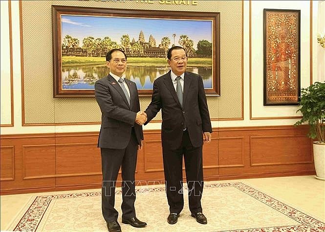 President of the Cambodian Senate and President of the Cambodian People's Party (CPP) Samdech Techo Hun Sen and Deputy Prime Minister Bui Thanh Son pose for a commemorative photo. (Photo: VNA) President of the Cambodian Senate and President of the Cambodian People's Party (CPP) Samdech Techo Hun Sen and Deputy Prime Minister Bui Thanh Son pose for a commemorative photo. (Photo: VNA)