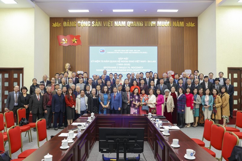 Delegates pose for a commemorative photo. (Photo: Đinh Hòa)