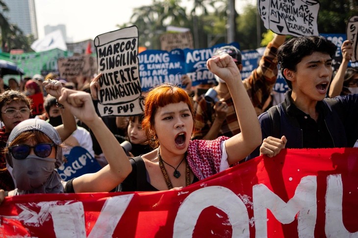 Biểu tình chống tham nhũng ở Manila, Philippines, ngày 30-11 - Ảnh: REUTERS Biểu tình chống tham nhũng ở Manila, Philippines, ngày 30-11 - Ảnh: REUTERS