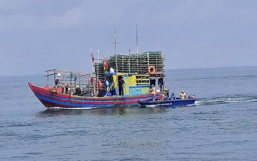 Lực lượng chức năng Nghệ An tổ chức kiểm tra tàu cá, ngăn ngừa hoạt động khai thác thuỷ sản bất hợp pháp.