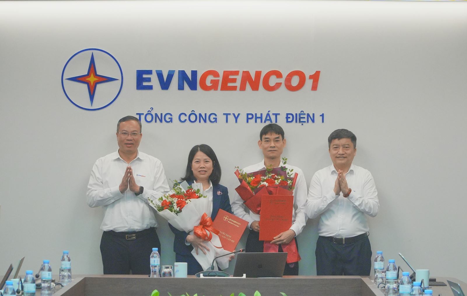 Công bố các Quyết định bổ nhiệm Trưởng ban Quản lý Đầu tư Xây dựng và giao quyền Trưởng ban Kế hoạch tại cuộc họp giao ban tháng 12/2025 Công bố các Quyết định bổ nhiệm Trưởng ban Quản lý Đầu tư Xây dựng và giao quyền Trưởng ban Kế hoạch tại cuộc họp giao ban tháng 12/2025