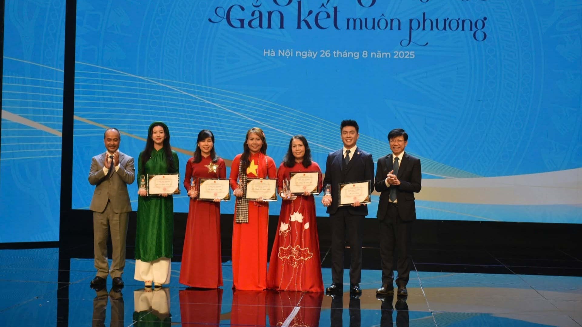 Em Lê Nguyễn Lưu An (thứ hai từ trái sang) là thí sinh nhỏ tuổi nhất được vinh danh Sứ giả tiếng Việt ở nước ngoài năm 2025. Em Lê Nguyễn Lưu An (thứ hai từ trái sang) là thí sinh nhỏ tuổi nhất được vinh danh Sứ giả tiếng Việt ở nước ngoài năm 2025.