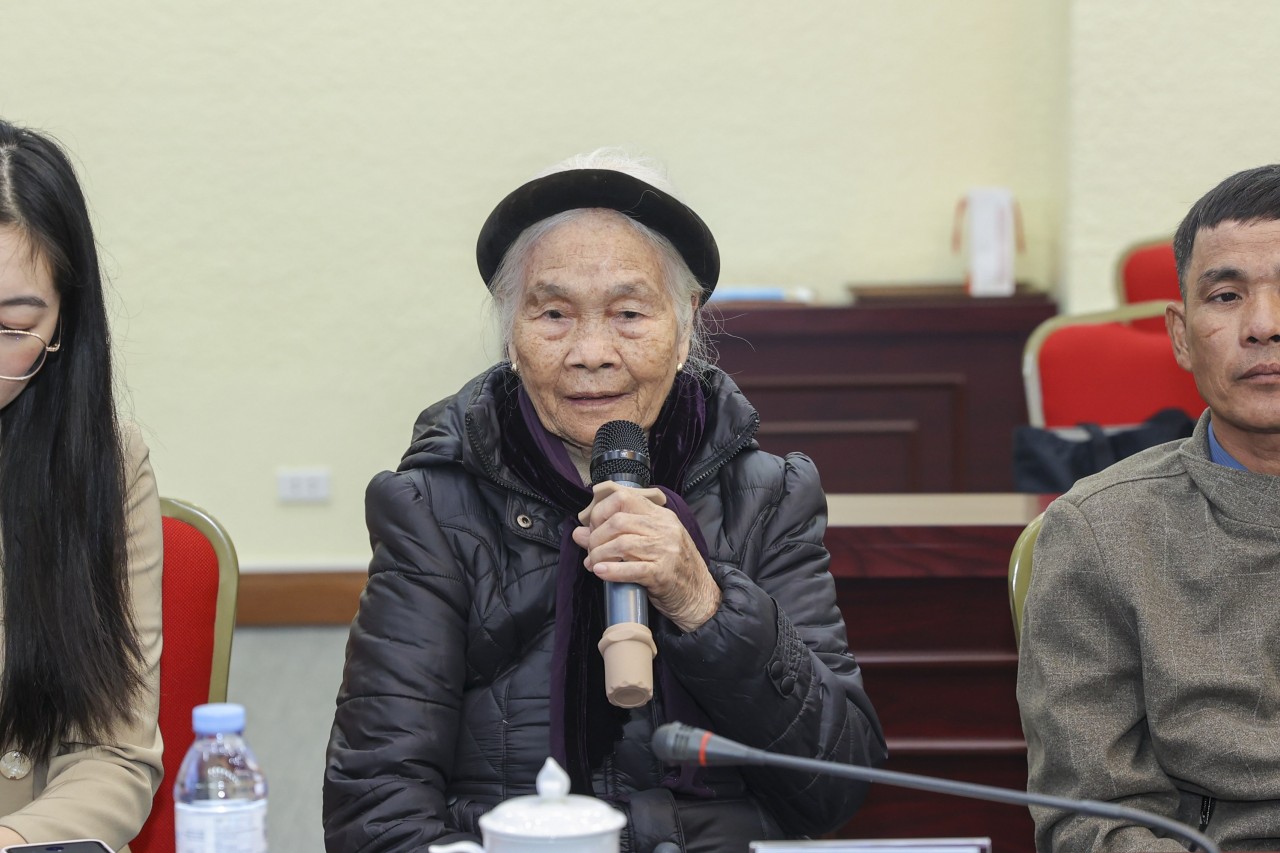 Tạ Thị Hồng shares the story of receiving the keepsake of her son, martyr Nguyễn Ngọc Thơ. (Photo: Đinh Hòa)