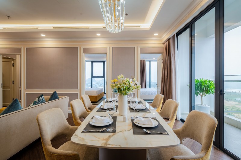 Hệ cửa kính chạm trần giúp cho căn hộ tràn ngập ánh sáng tự nhiên và không khí trong lành của vùng biển. Ban công rộng đem đến không gian thư giãn, giải trí với tầm nhìn khoáng đạt ra bãi biển và sân gôn. Hệ cửa kính chạm trần giúp cho căn hộ tràn ngập ánh sáng tự nhiên và không khí trong lành của vùng biển. Ban công rộng đem đến không gian thư giãn, giải trí với tầm nhìn khoáng đạt ra bãi biển và sân gôn.