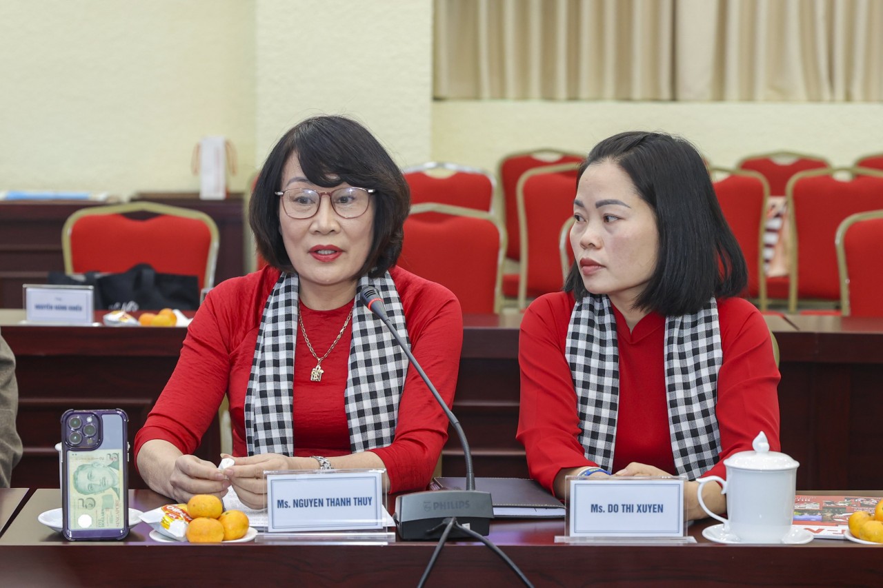 Nguyễn Thanh Thủy (left) presents several proposals related to the search for the remains of fallen soldiers. (Photo: Đinh Hòa)