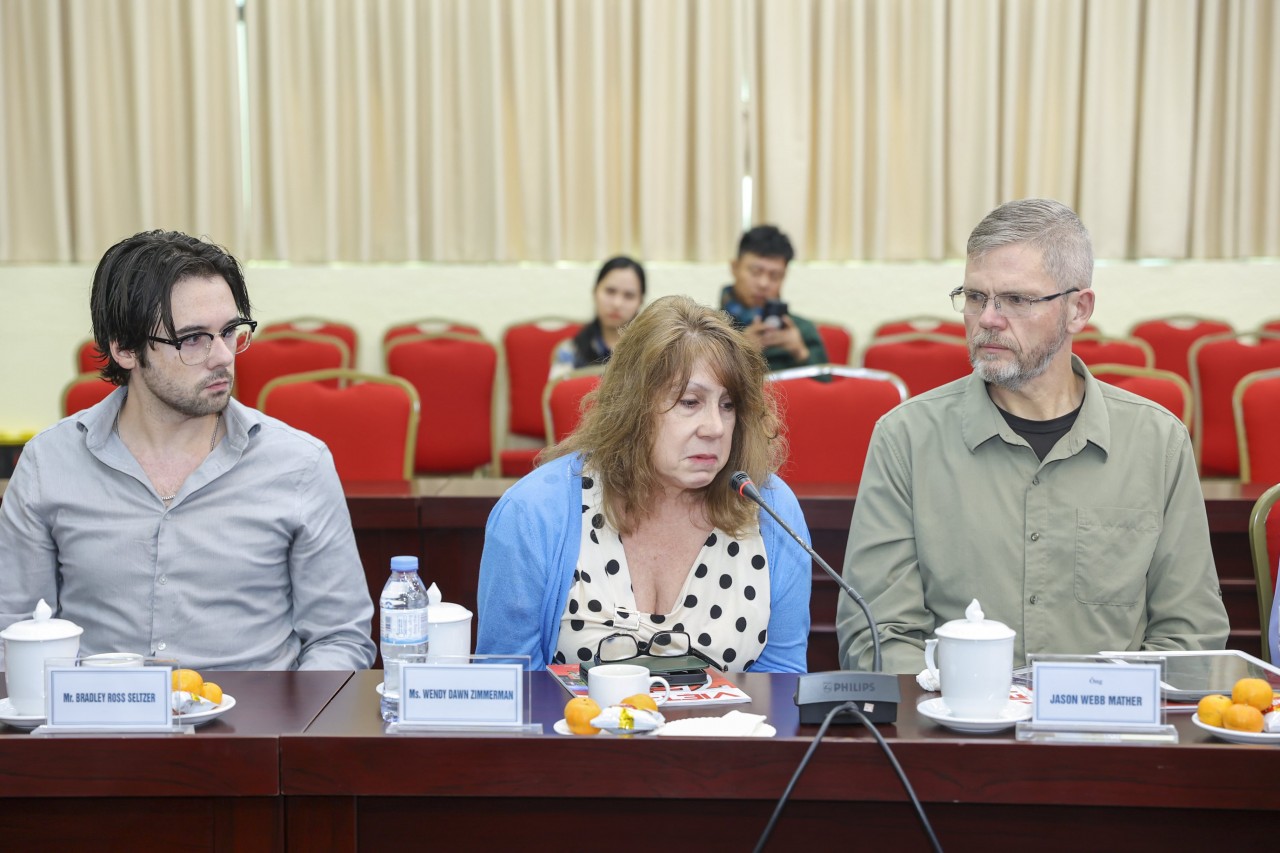 Wendy Dawn Zimmerman (center) and her son Bradley Ross Seltzer (left) share at the meeting. (Photo: Đinh Hòa)