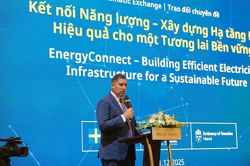 Ambassador of Sweden to Viet Nam Johan Ndisi speaks at the event.