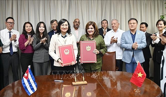 Vietnamese Deputy Minister of Industry and Trade Phan Thị Thang and Cuban Vice Minister of International Trade and Foreign Investment Deborah Rivas Saavedra sign the meeting's minutes (Photo: VNA)