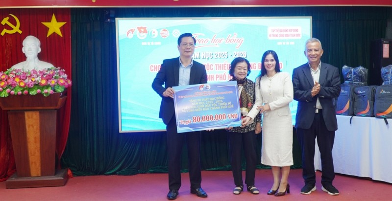 Huế: trao 80 suất học bổng cho học sinh DTTS và khu vực biển - đảo