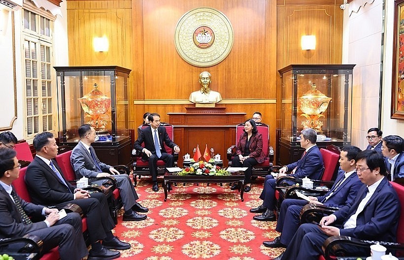 At the meeting between Bui Thi Minh Hoai, President of the Vietnam Fatherland Front (VFF) Central Committee, and Chinese Ambassador to Vietnam He Wei on December 4. (Photo: VNA) At the meeting between Bui Thi Minh Hoai, President of the Vietnam Fatherland Front (VFF) Central Committee, and Chinese Ambassador to Vietnam He Wei on December 4. (Photo: VNA)