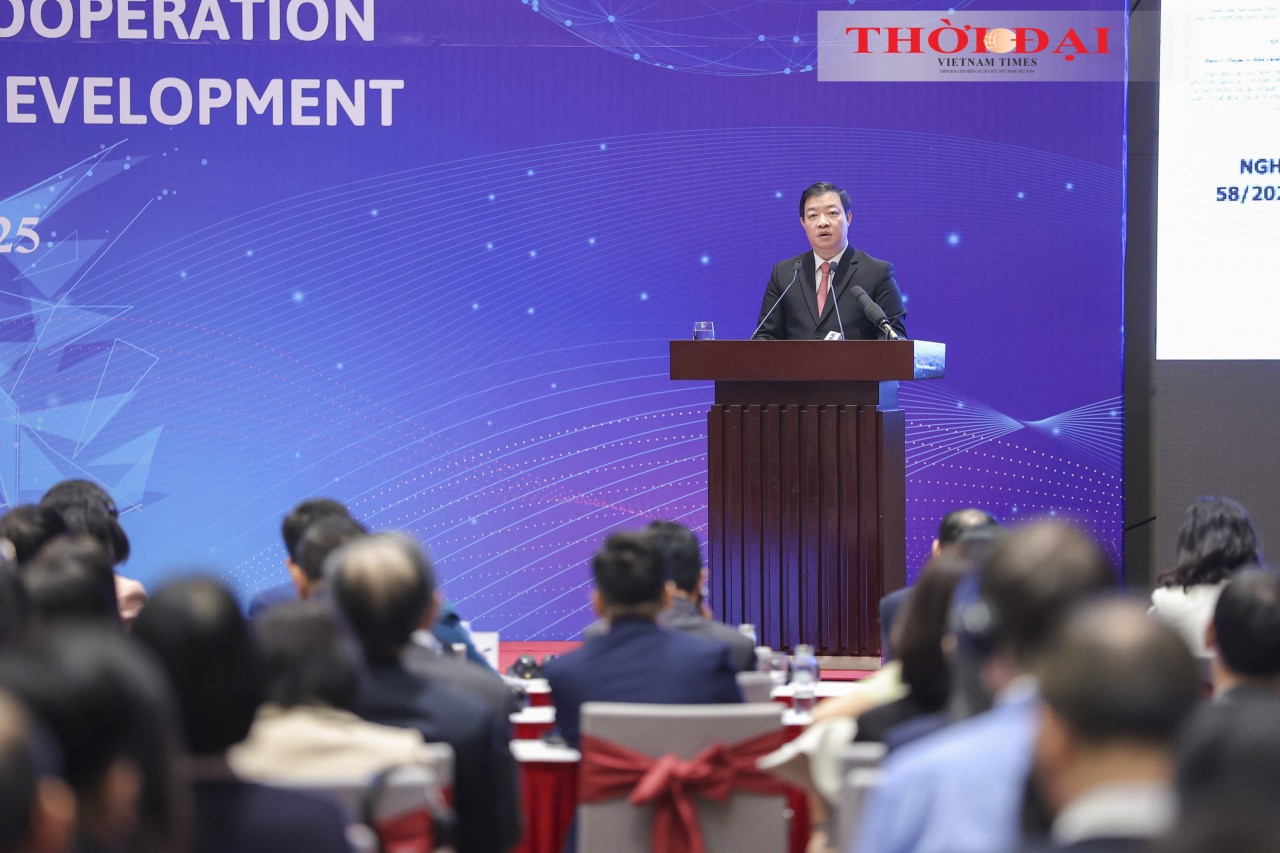Vice President of the Viet Nam Union of Friendship Organizations and Vice Chairman of the Committee for INGO Affairs Nguyen Ngoc Hung delivers an overview report on cooperation between Viet Nam and INGOs for the 2020–2025 period and orientations for future cooperation. (Photo: Dinh Hoa) Vice President of the Viet Nam Union of Friendship Organizations and Vice Chairman of the Committee for INGO Affairs Nguyen Ngoc Hung delivers an overview report on cooperation between Viet Nam and INGOs for the 2020–2025 period and orientations for future cooperation. (Photo: Dinh Hoa)