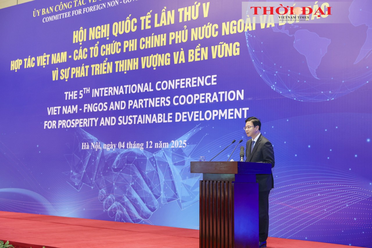Deputy Minister of Foreign Affairs and Chairman of the Committee for INGO Affairs Ngo Le Van delivers the opening remarks. (Photo: Dinh Hoa) Deputy Minister of Foreign Affairs and Chairman of the Committee for INGO Affairs Ngo Le Van delivers the opening remarks. (Photo: Dinh Hoa)