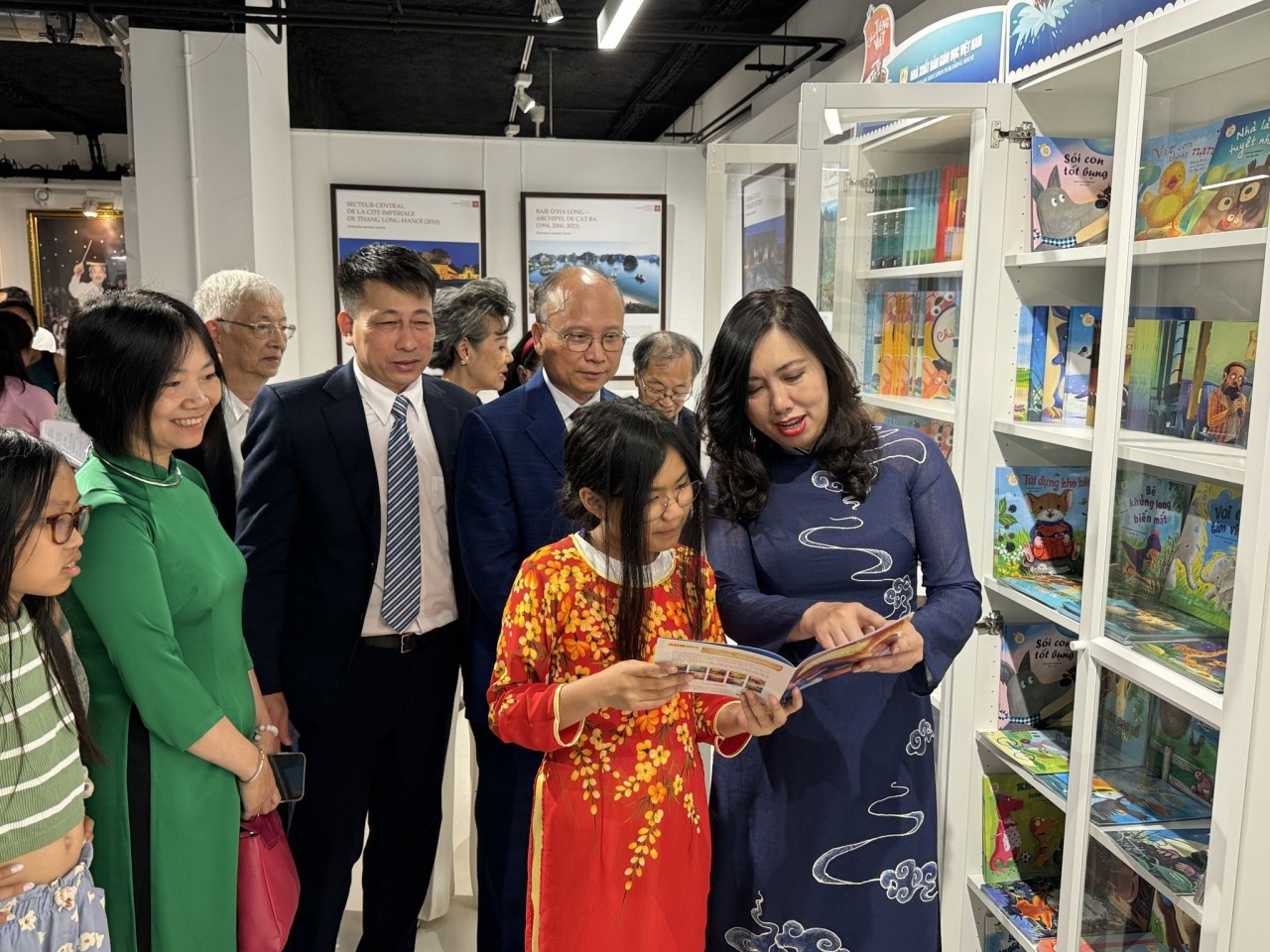 Inauguration of the Vietnamese Bookcase in France. (Photo: VEPH) Inauguration of the Vietnamese Bookcase in France. (Photo: VEPH)