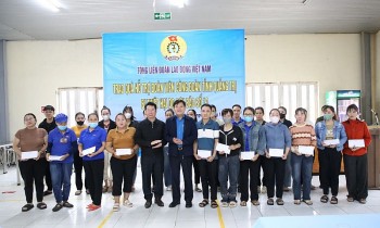 Tổng LĐLĐ Việt Nam hỗ trợ 500 triệu đồng cho đoàn viên vùng rốn lũ Quảng Trị