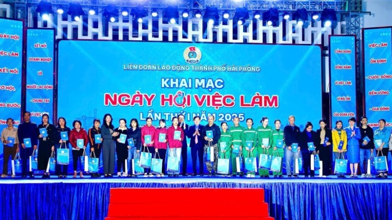 Sự kiện nhằm kết nối trực tiếp người lao động với hơn 16.000 vị trí tuyển dụng. (Ảnh: T.L) Sự kiện nhằm kết nối trực tiếp người lao động với hơn 16.000 vị trí tuyển dụng. (Ảnh: T.L)