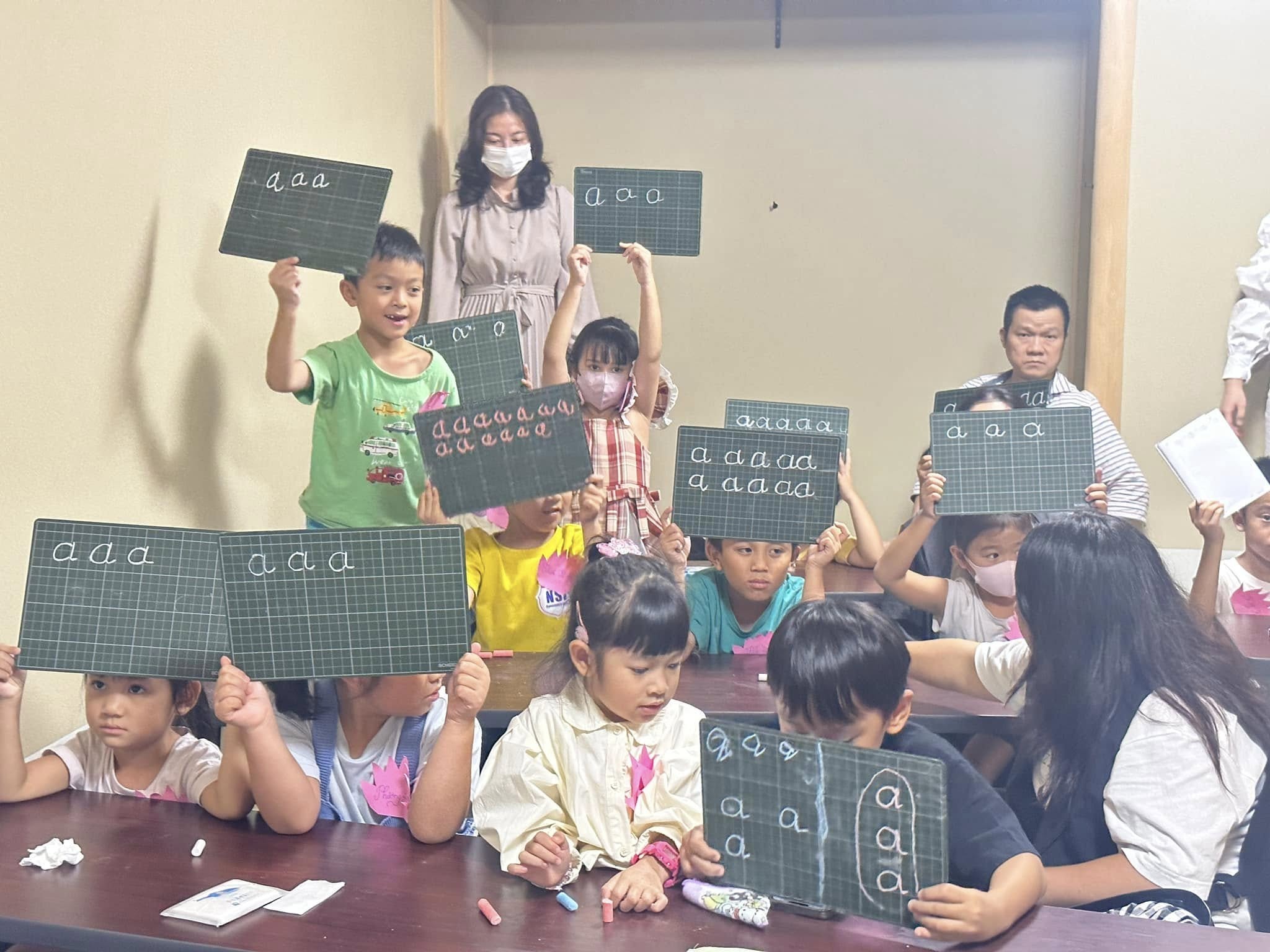 Lớp học tiếng Việt tại trường Việt ngữ Cây tre (Osaka, Nhật Bản) Lớp học tiếng Việt tại trường Việt ngữ Cây tre (Osaka, Nhật Bản)