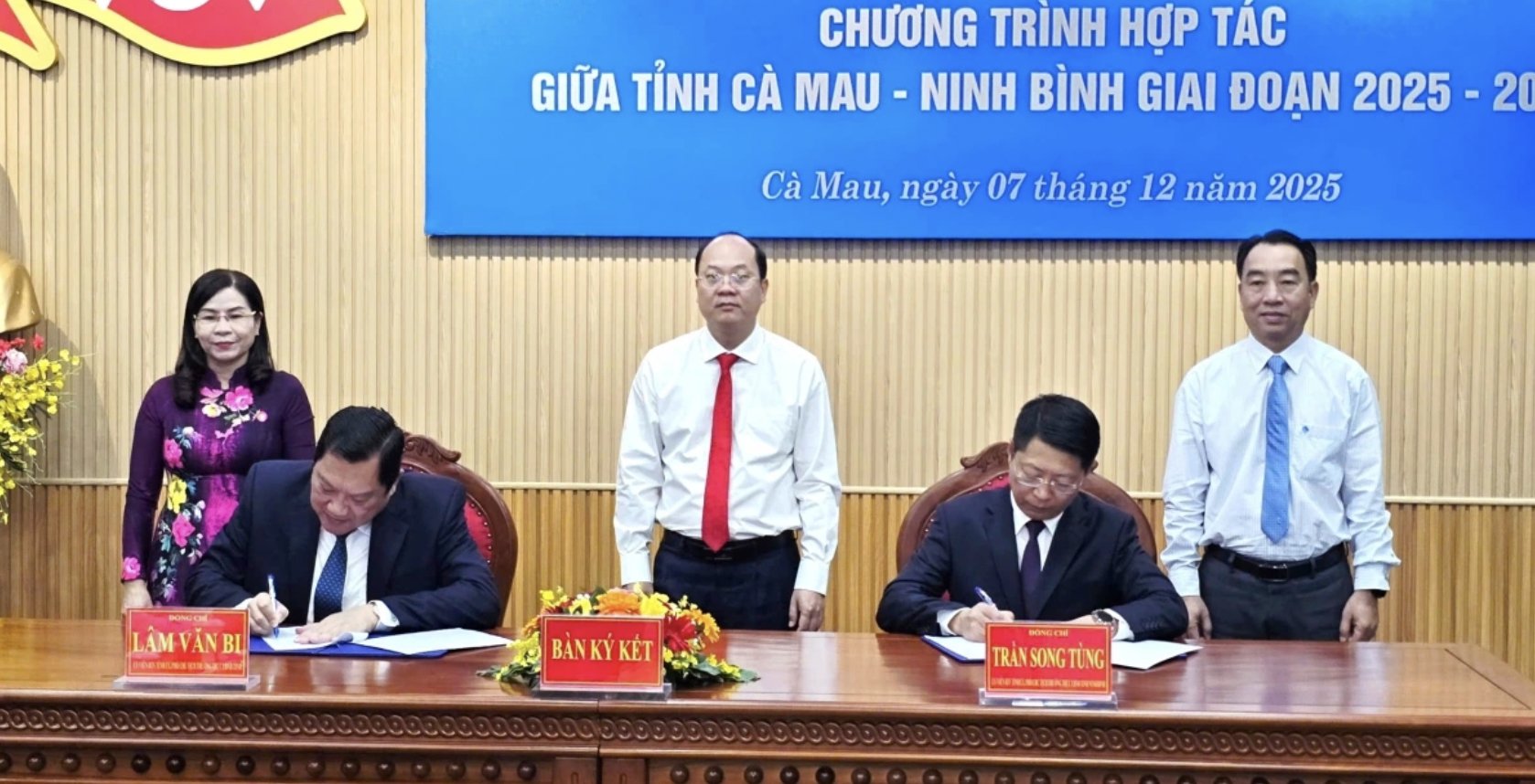 Lãnh đạo Tỉnh ủy, HĐND, UBND tỉnh Cà Mau chứng kiến lễ ký kết hợp tác. (Ảnh: VOV.VN) Lãnh đạo Tỉnh ủy, HĐND, UBND tỉnh Cà Mau chứng kiến lễ ký kết hợp tác. (Ảnh: VOV.VN)