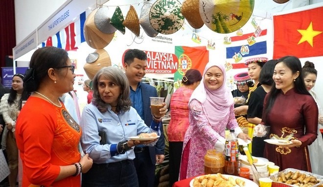Ms. Nguyễn Thụy Thiên Hương (far right) introduces Vietnamese coffee to Professor Sirinderpal Kaur, Dean of the Faculty of Languages and Linguistics, University of Malaya (second from left). Ms. Nguyễn Thụy Thiên Hương (far right) introduces Vietnamese coffee to Professor Sirinderpal Kaur, Dean of the Faculty of Languages and Linguistics, University of Malaya (second from left).