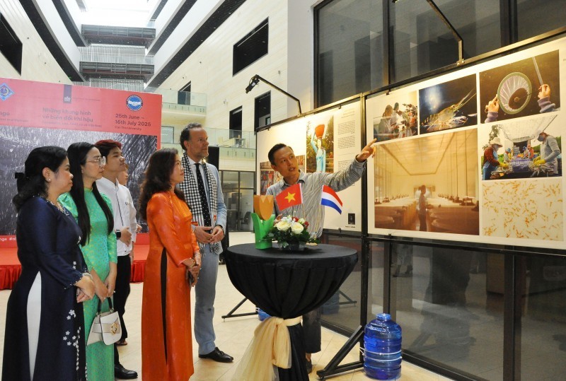 The Union of Friendship Organizations and the Viet Nam-Netherlands Friendship Association of Can Tho City, in coordination with Can Tho University and the Consulate General of the Netherlands in Ho Chi Minh City, organizes a photo exhibition on climate change adaptation. (Photo: HV)