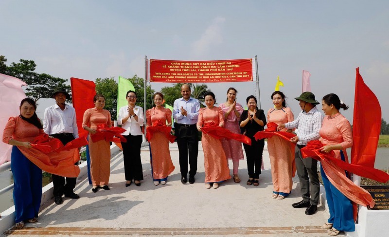 Inauguration of a rural traffic bridge funded by India. (Photo: HV)