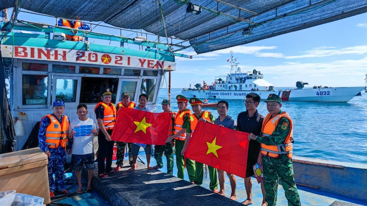 Authorities inspect and conduct communication activities on preventing and combating IUU fishing on fishing vessels (Photo: cand.com.vn). Authorities inspect and conduct communication activities on preventing and combating IUU fishing on fishing vessels (Photo: cand.com.vn).