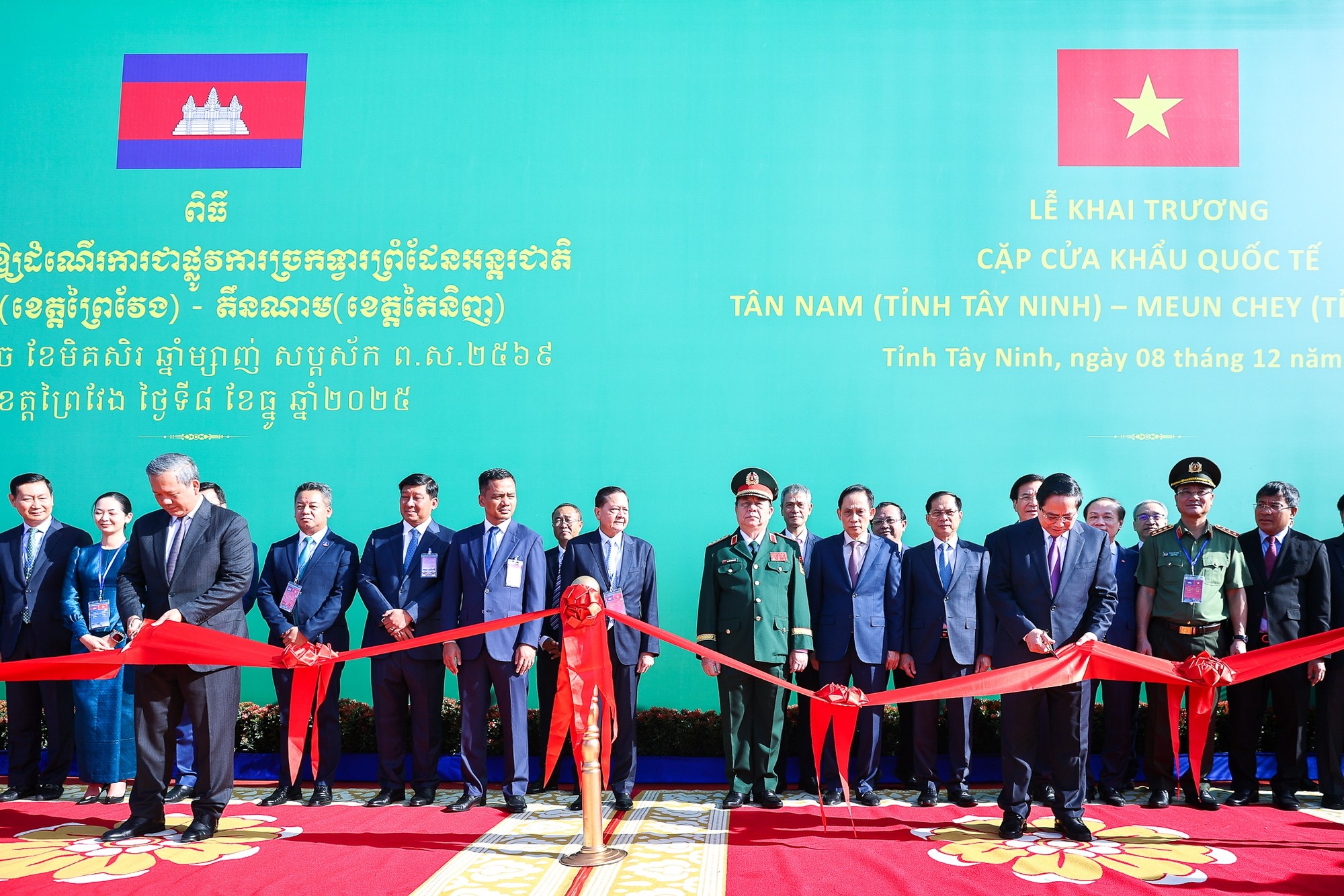 Thủ tướng Phạm Minh Chính cùng Thủ tướng Campuchia khai trương cặp cửa khẩu quốc tế mới