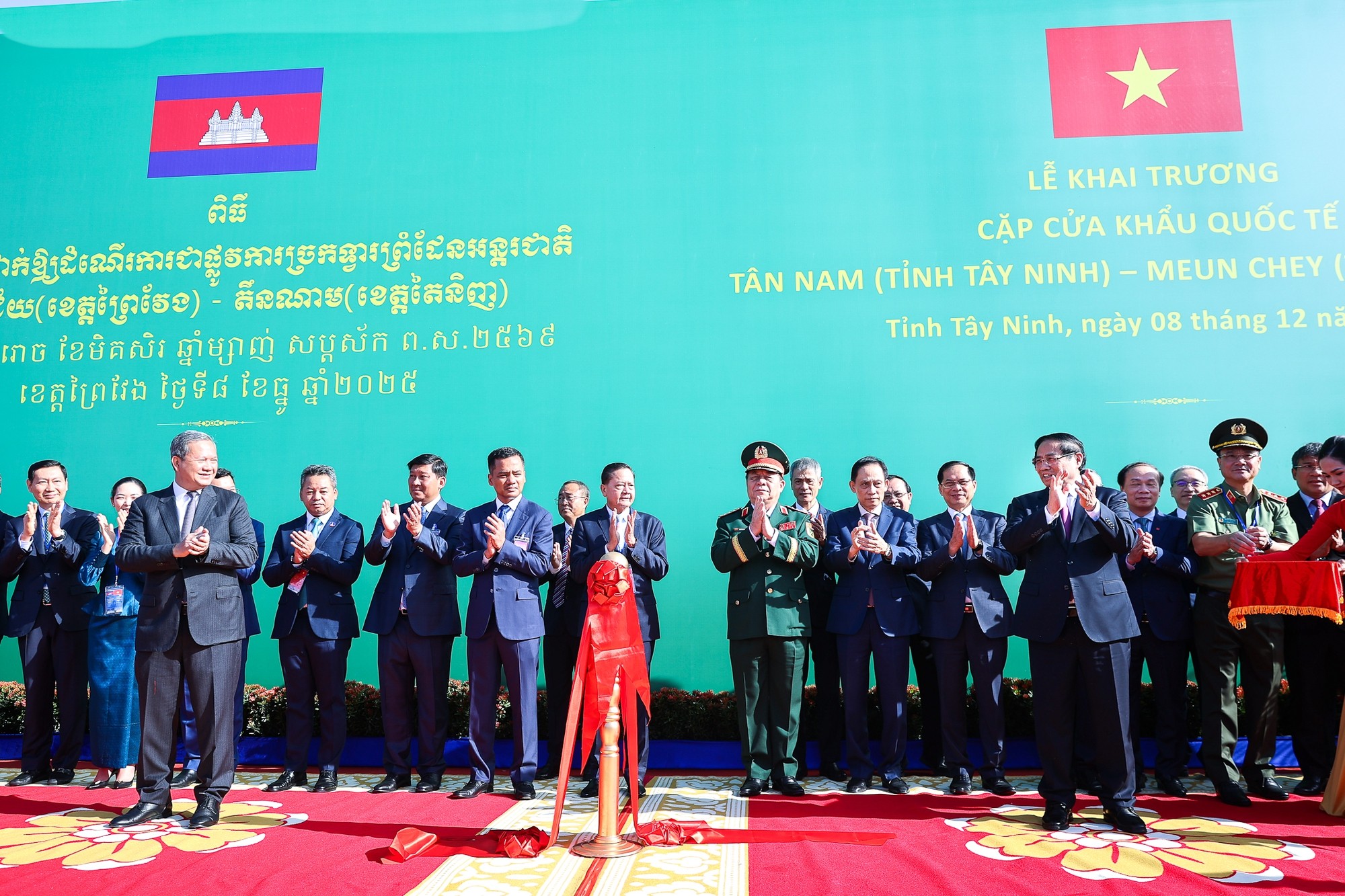 Thủ tướng Phạm Minh Chính cùng Thủ tướng Campuchia khai trương cặp cửa khẩu quốc tế mới