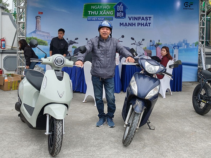 Khách hàng Hà Nội hào hứng đổi xe xăng lấy xe máy điện VinFast