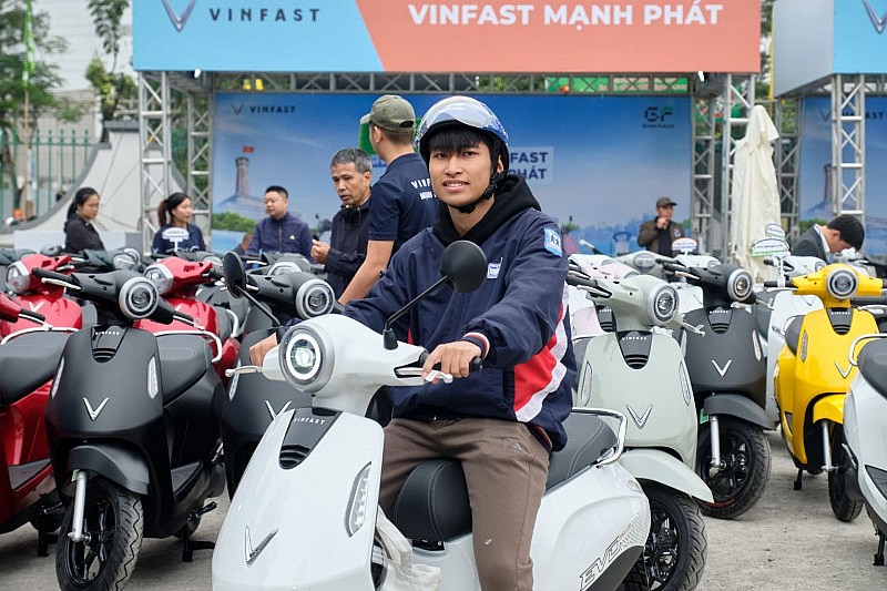 Khách hàng Hà Nội hào hứng đổi xe xăng lấy xe máy điện VinFast