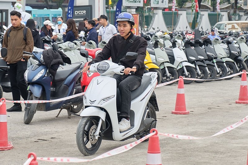 Khách hàng Hà Nội hào hứng đổi xe xăng lấy xe máy điện VinFast