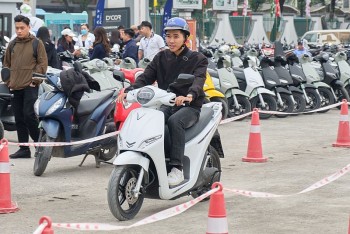 Khách hàng Hà Nội hào hứng đổi xe xăng lấy xe máy điện VinFast