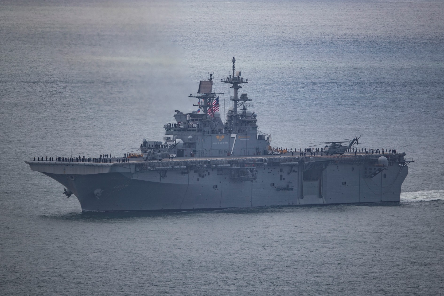 Tàu đổ bộ lớp America USS Tripoli , một trong những chiến hạm hiện đại nhất của Hải quân Mỹ hiện diện tại vùng biển Đà Nẵng. (Ảnh: Đại sứ quán Hoa Kỳ tại Việt Nam) Tàu đổ bộ lớp America USS Tripoli , một trong những chiến hạm hiện đại nhất của Hải quân Mỹ hiện diện tại vùng biển Đà Nẵng. (Ảnh: Đại sứ quán Hoa Kỳ tại Việt Nam)