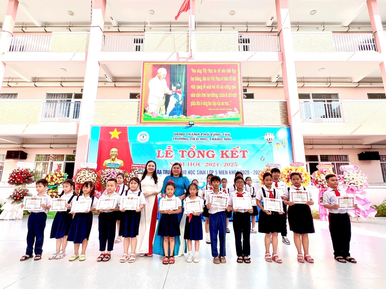 CiCi (second from left) earned the title of excellent student in first grade in Vietnam.