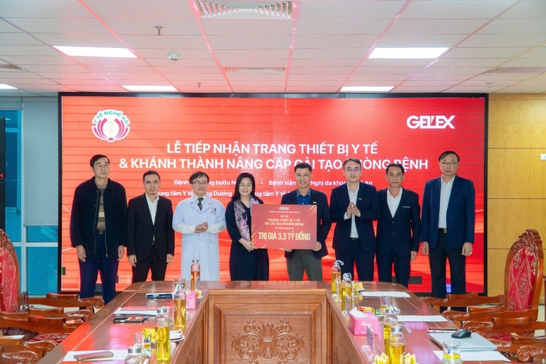 Ông Nguyễn Trọng Hiền, Chủ tịch HĐQT Tập đoàn GELEX trao tặng gói thiết bị y tế và hỗ trợ nâng cấp phòng bệnh tại tỉnh Nghệ An.