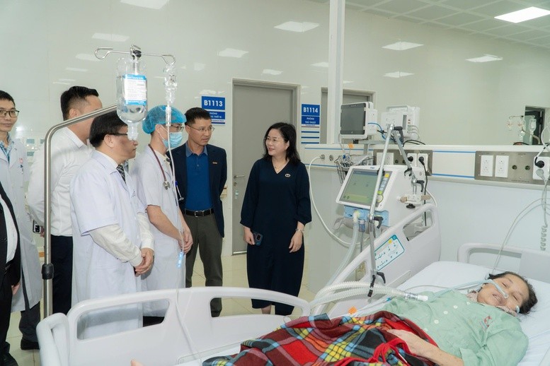GELEX trao tặng trang thiết bị y tế và hỗ trợ nâng cấp phòng bệnh tại tỉnh Nghệ An- Ảnh 2.  Tại Bệnh viện Ung bướu tỉnh Nghệ An, GELEX trao tặng 100 giường bệnh và 1 máy thở.
