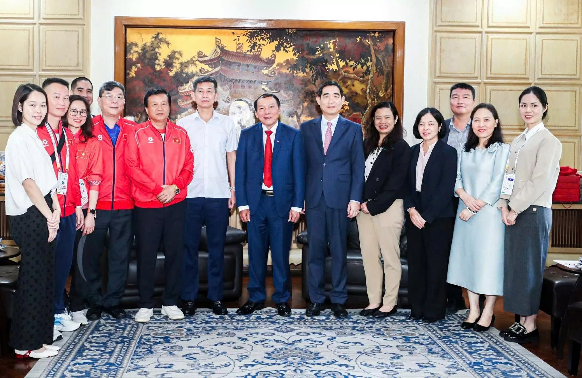 Ngay sau khi thăm và động viên Đoàn Thể thao Việt Nam dự SEA Games 33, Bộ trưởng Bộ Văn hóa, Thể thao và Du lịch Nguyễn Văn Hùng đã đến thăm, làm việc với Đại sứ quán Việt Nam tại Thái Lan. (Nguồn: Đại sứ quán Việt Nam tại Thái Lan) Ngay sau khi thăm và động viên Đoàn Thể thao Việt Nam dự SEA Games 33, Bộ trưởng Bộ Văn hóa, Thể thao và Du lịch Nguyễn Văn Hùng đã đến thăm, làm việc với Đại sứ quán Việt Nam tại Thái Lan. (Nguồn: Đại sứ quán Việt Nam tại Thái Lan)