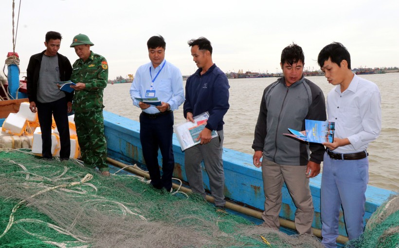 Lực lượng chức năng tuyên truyền chống khai thác IUU cho ngư dân
