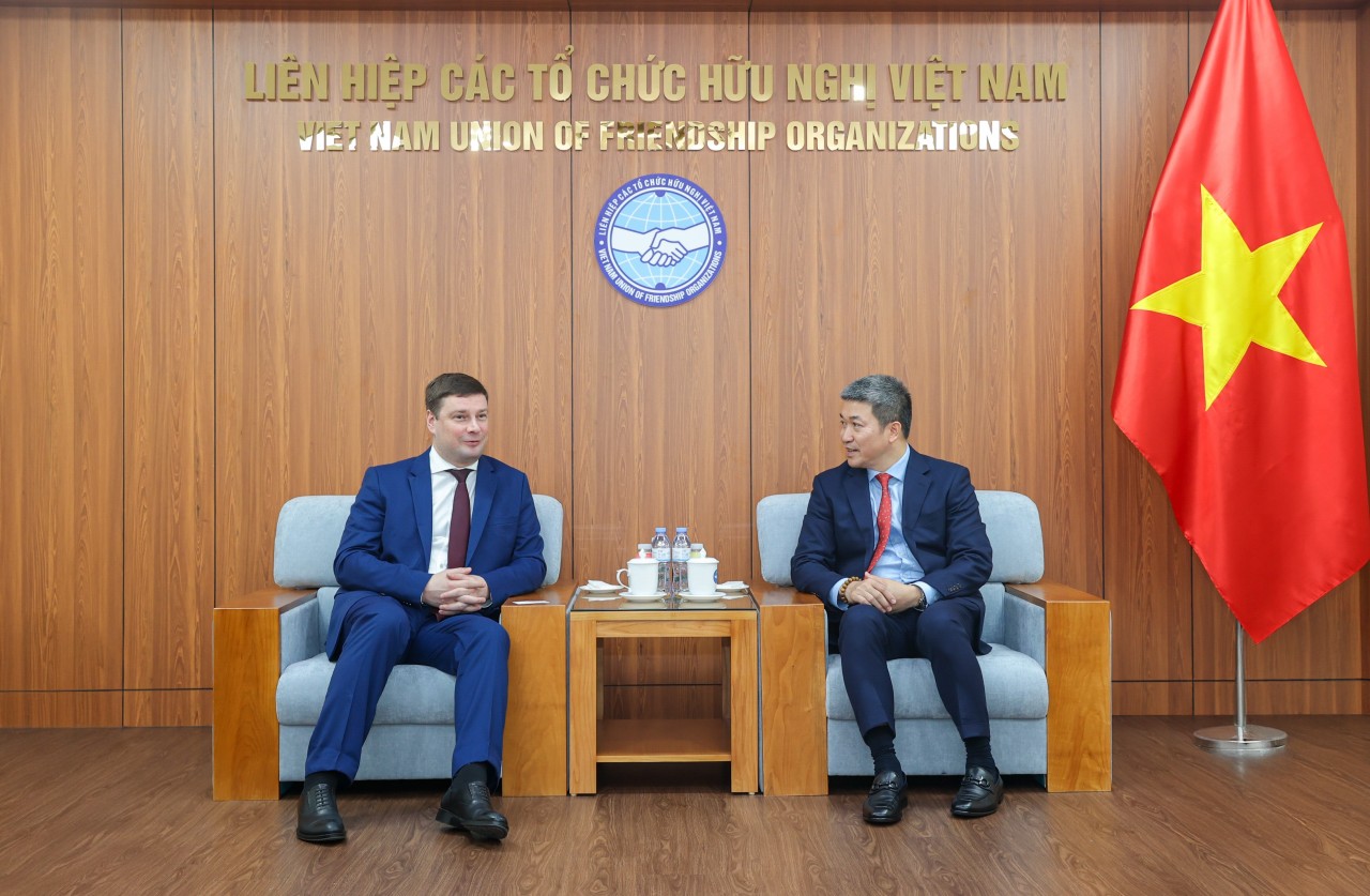 President of the Vietnam Union of Friendship Organizations Phan Anh Sơn (right) receives Dr. Sergey Andryushin, Vice Rector for International Affairs of Saint Petersburg State University, Russian Federation. (Photo: Đinh Hòa). President of the Vietnam Union of Friendship Organizations Phan Anh Sơn (right) receives Dr. Sergey Andryushin, Vice Rector for International Affairs of Saint Petersburg State University, Russian Federation. (Photo: Đinh Hòa).