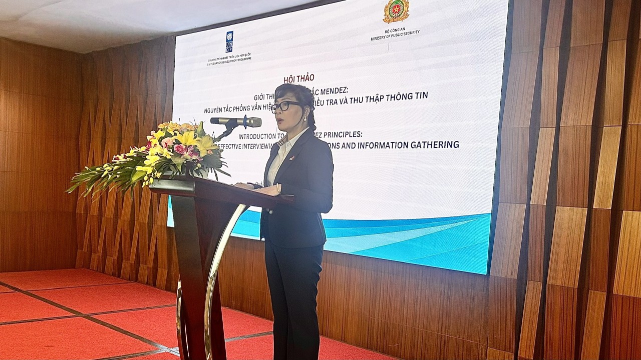 Colonel Nguyễn Thị Thanh Hương, Head of the Human Rights Division, Department of Foreign Affairs, Ministry of Public Security, delivered the opening remarks at the workshop. (Photo: Thu Phượng) Colonel Nguyễn Thị Thanh Hương, Head of the Human Rights Division, Department of Foreign Affairs, Ministry of Public Security, delivered the opening remarks at the workshop. (Photo: Thu Phượng)