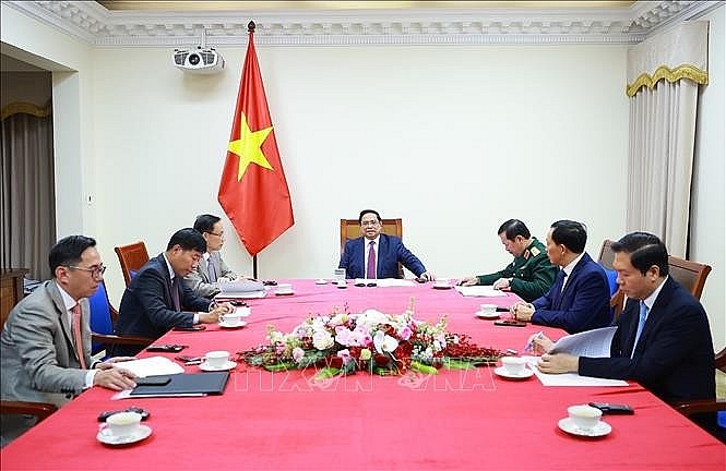 Prime Minister Pham Minh Chinh (C) holds phone talks with his Malaysian counterpart Anwar Ibrahim on December 12, 2025. (Photo: VNA)