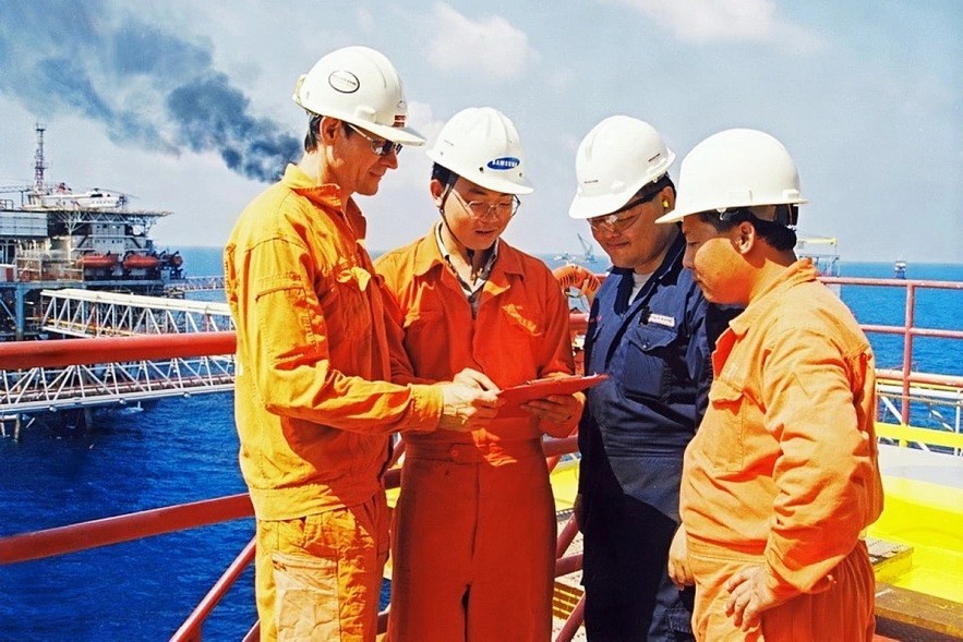 Russian experts provide technical support at a Vietsovpetro drilling platform (Photo: tapchicongsan.org.vn)
