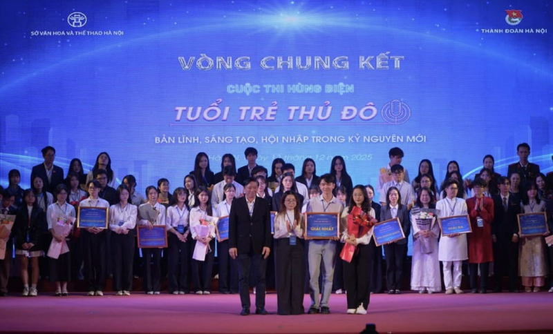 Đội Tsunami gồm các thành viên Đỗ Hải Anh, Lê Thị Thu Hà và Vũ Minh Tiến xuất sắc đoạt giải Nhất cuộc thi Hùng biện năm 2025. (Ảnh: Ban tổ chức)