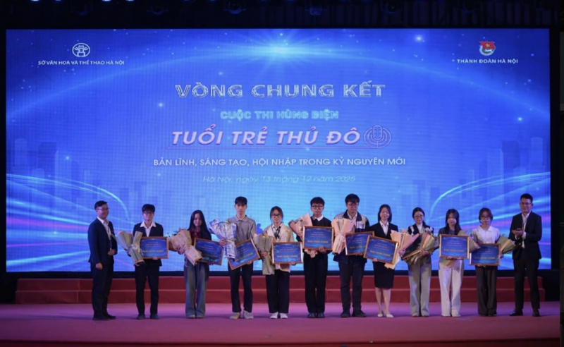 Các đội xuất sắc nhất được trao giải thưởng tại cuộc thi Hùng biện 2025. (Ảnh: Ban tổ chức)