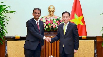 Bộ trưởng Ngoại giao Lê Hoài Trung tiếp Đại sứ Nepal Dhan Bahadur Oli tại Hà Nội