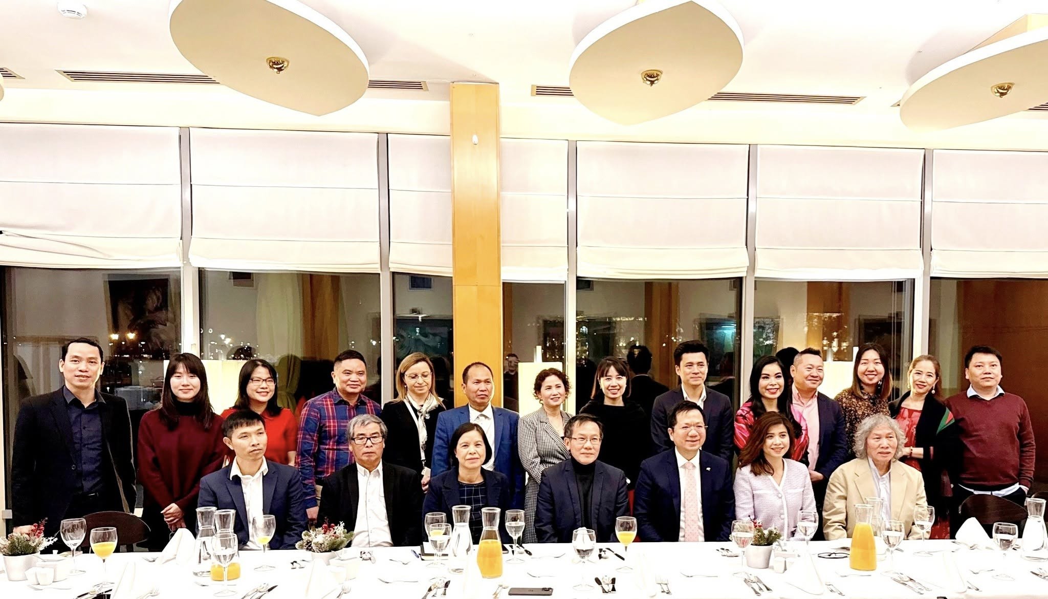 Đại sứ Việt Nam tại Ba Lan Hà Hoàng Hải gặp gỡ Ban Chấp hành và đại diện Chi hội người Việt tại thành phố Wrocław. (Ảnh: Đại sứ quán Việt Nam tại Ba Lan)