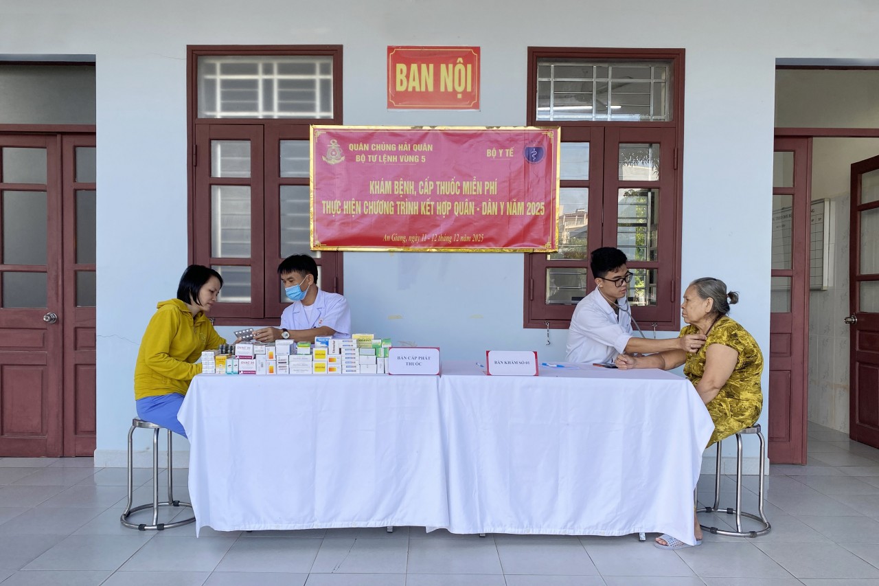 Overview of the free medical examination and medicine distribution at Treatment Team 78. (Photo: Region 5) Overview of the free medical examination and medicine distribution at Treatment Team 78. (Photo: Region 5)