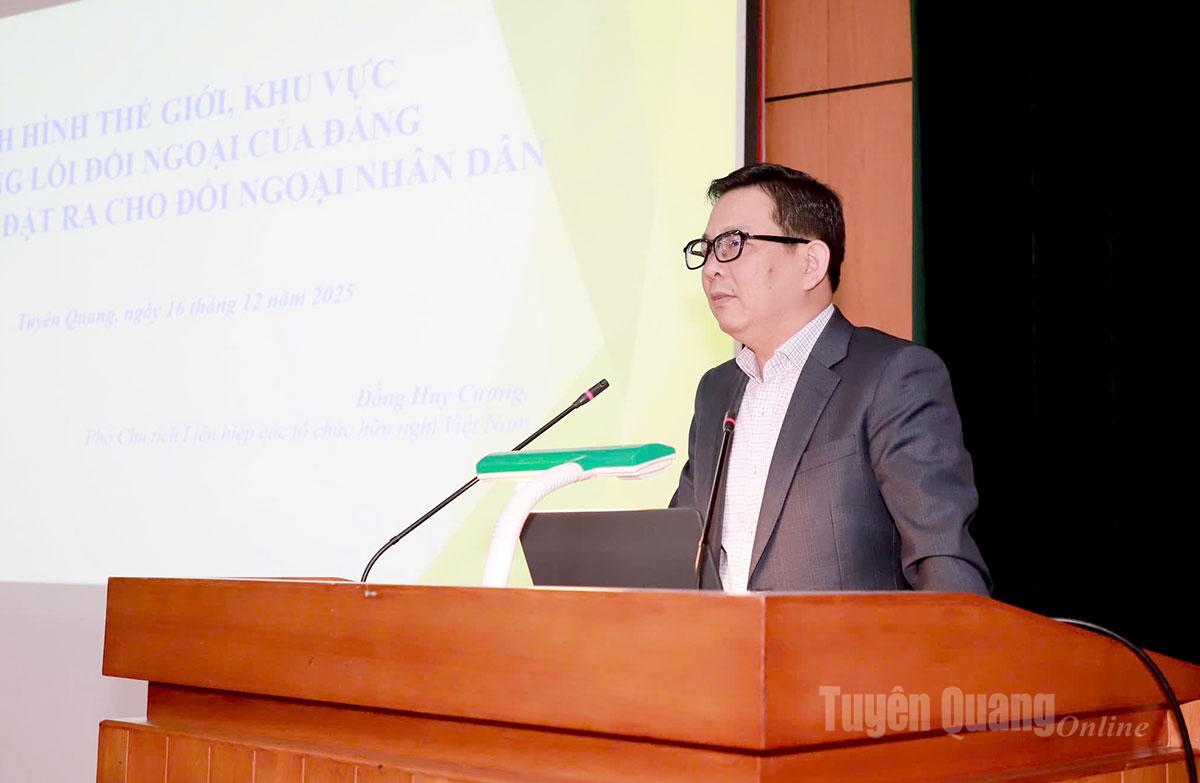 Phó Chủ tịch Liên hiệp các tổ chức hữu nghị Việt Nam Đồng Huy Cương truyền đạt tại hội nghị.