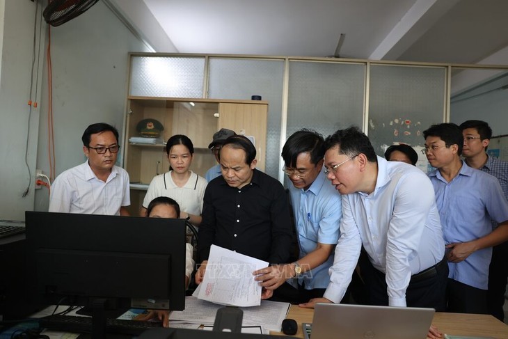 Đoàn công tác của Thanh tra Chính phủ kiểm tra tại Ban Quản lý cảng cá Tân Phước, xã Long Hải. Ảnh: TTXVN Đoàn công tác của Thanh tra Chính phủ kiểm tra tại Ban Quản lý cảng cá Tân Phước, xã Long Hải. Ảnh: TTXVN